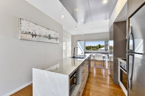 Aloha Waterfront Properties - St Kilda Accommodation 25