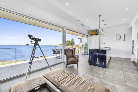 Aloha Waterfront Properties - St Kilda Accommodation 8