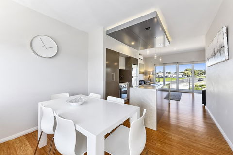 Aloha Waterfront Properties - St Kilda Accommodation 27