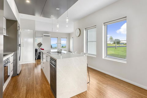 Aloha Waterfront Properties - St Kilda Accommodation 6