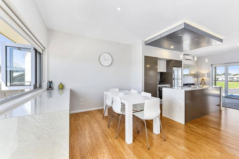 Aloha Waterfront Properties - St Kilda Accommodation 28