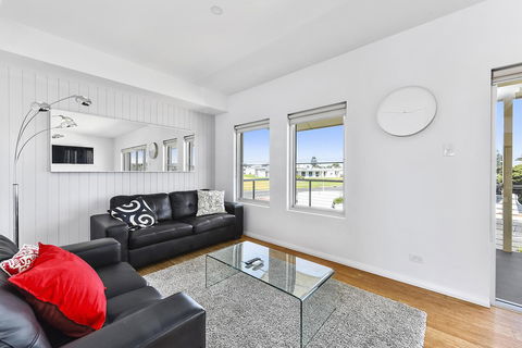 Aloha Waterfront Properties - St Kilda Accommodation 17