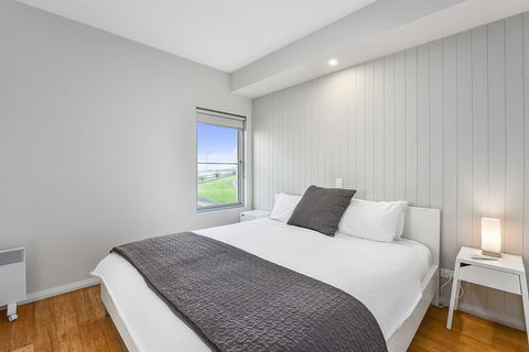 Aloha Waterfront Properties - St Kilda Accommodation 13