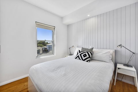 Aloha Waterfront Properties - St Kilda Accommodation 19
