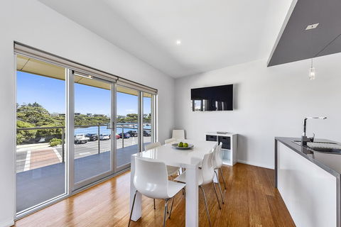 Aloha Waterfront Properties - St Kilda Accommodation 20