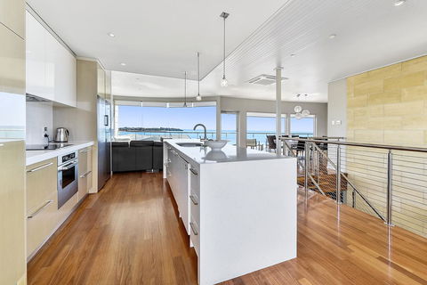 Aloha Waterfront Properties - St Kilda Accommodation 5