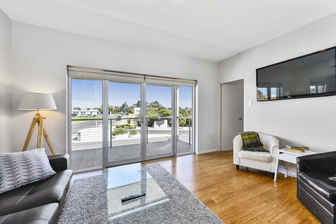 Aloha Waterfront Properties - St Kilda Accommodation 29