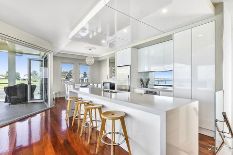 Aloha Waterfront Properties - St Kilda Accommodation 7