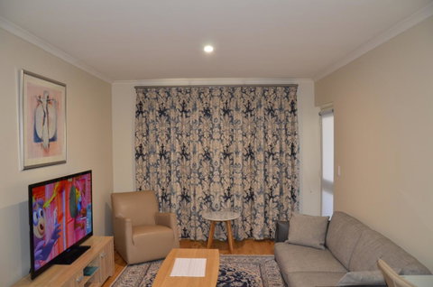 ADELAIDE CENTRAL APARTMENT - 3BR, 2BATH & CARPARK - St Kilda Accommodation 1