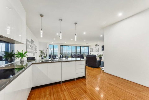 BENGALEE EXECUTIVE TOWNHOUSE- MODERN & STYLISH - St Kilda Accommodation 7