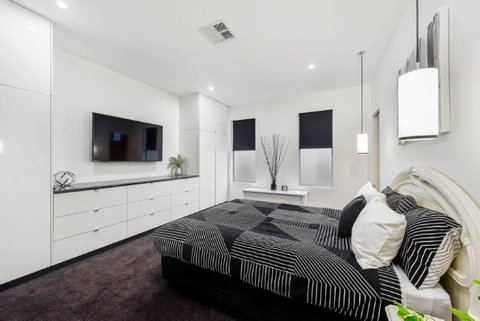 BENGALEE EXECUTIVE TOWNHOUSE- MODERN & STYLISH - St Kilda Accommodation 11