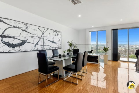 BENGALEE EXECUTIVE TOWNHOUSE- MODERN & STYLISH - St Kilda Accommodation 13