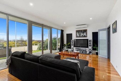 BENGALEE EXECUTIVE TOWNHOUSE- MODERN & STYLISH - St Kilda Accommodation 6