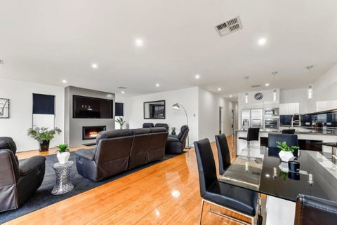 BENGALEE EXECUTIVE TOWNHOUSE- MODERN & STYLISH - St Kilda Accommodation 3