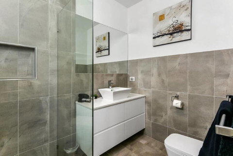 BENGALEE EXECUTIVE TOWNHOUSE- MODERN & STYLISH - St Kilda Accommodation 14