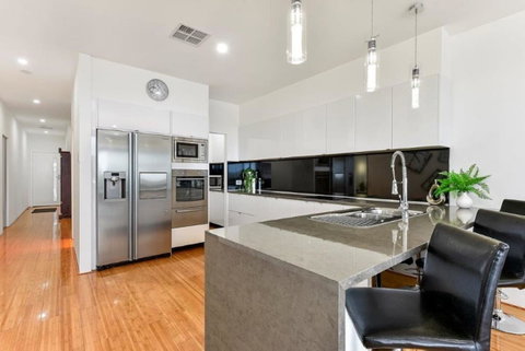 BENGALEE EXECUTIVE TOWNHOUSE- MODERN & STYLISH - St Kilda Accommodation 4