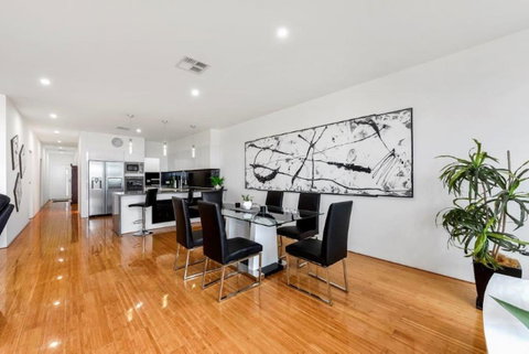 BENGALEE EXECUTIVE TOWNHOUSE- MODERN & STYLISH - St Kilda Accommodation 12