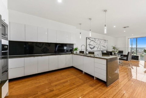 BENGALEE EXECUTIVE TOWNHOUSE- MODERN & STYLISH - St Kilda Accommodation 10