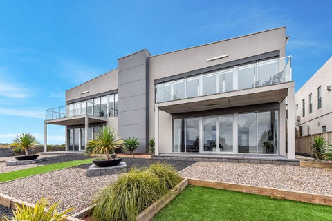 BENGALEE EXECUTIVE TOWNHOUSE- MODERN & STYLISH - St Kilda Accommodation 1