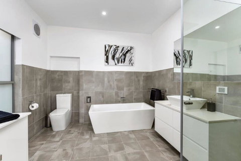 BENGALEE EXECUTIVE TOWNHOUSE- MODERN & STYLISH - St Kilda Accommodation 8
