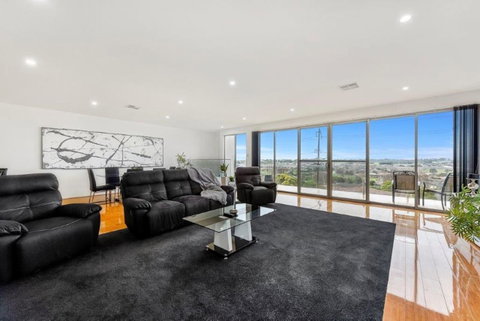BENGALEE EXECUTIVE TOWNHOUSE- MODERN & STYLISH - St Kilda Accommodation 0