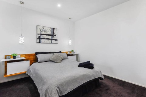 BENGALEE EXECUTIVE TOWNHOUSE- MODERN & STYLISH - St Kilda Accommodation 9