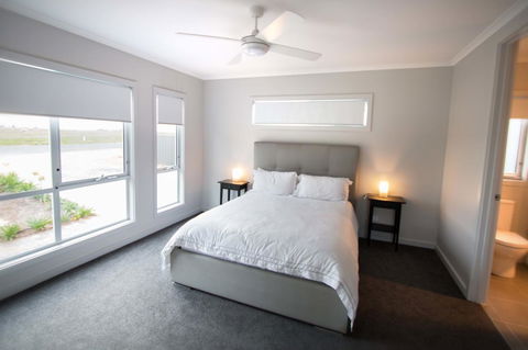 Wellington Lake Retreat - St Kilda Accommodation 10