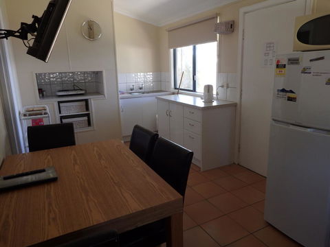 Lazy Lobster Holiday Units & Chalets - St Kilda Accommodation 6