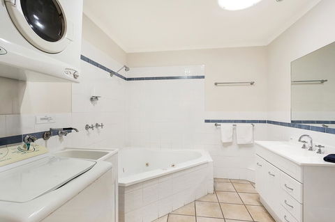 Sails Luxury Apartments Merimbula - St Kilda Accommodation 26