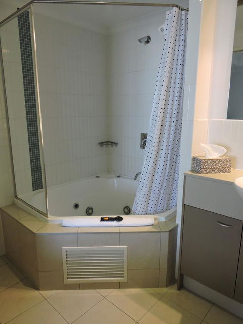 BASE Holidays - Ettalong Beach Premium Apartments - St Kilda Accommodation 16