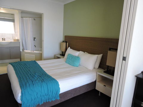 BASE Holidays - Ettalong Beach Premium Apartments - St Kilda Accommodation 4