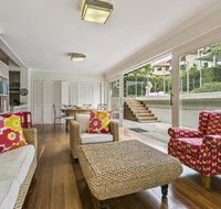 Summery spacious 4 bed home in Kurraba Point - St Kilda Accommodation