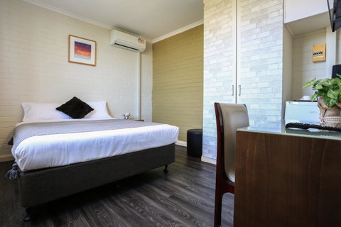 Little Coogee Hotel - St Kilda Accommodation 0