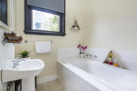 Sydney Harbour Bed And Breakfast - St Kilda Accommodation 24
