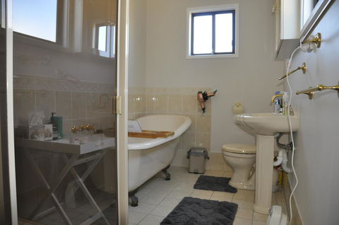 Caledonia Cottage - St Kilda Accommodation 23