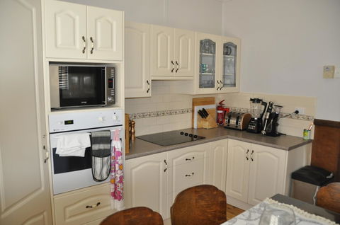 Caledonia Cottage - St Kilda Accommodation 14