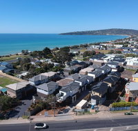 Brand new Peninsula Escape 100m to water - St Kilda Accommodation