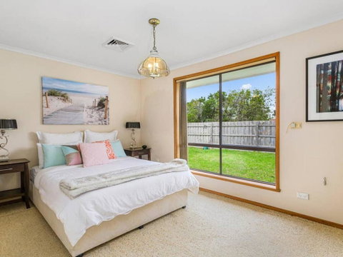 CAPEL Family Home, Large Yard, Close To Beach - St Kilda Accommodation 2