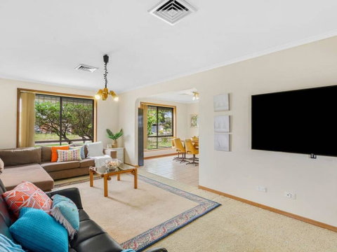 CAPEL Family Home, Large Yard, Close To Beach - St Kilda Accommodation 3