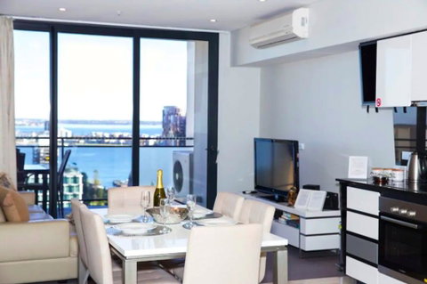CENTRAL CBD EXEC STUNNING VIEW WIFI NETFLIX WINE - St Kilda Accommodation 1