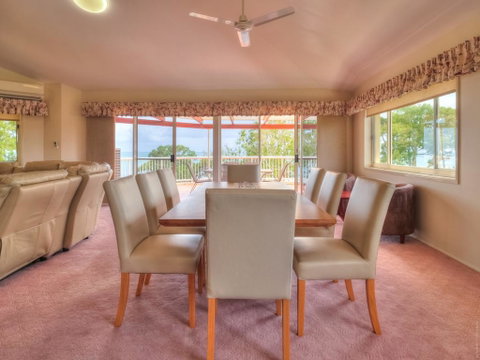 Charlton Apartments On The Esplanade - St Kilda Accommodation 3