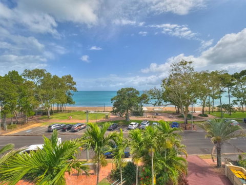 Charlton Apartments On The Esplanade - St Kilda Accommodation 2