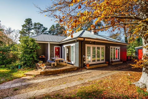 Charming Mountain Cottage - St Kilda Accommodation 1