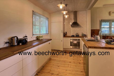 Cherry Blossom Cottage - Beechworth-Getaways - St Kilda Accommodation 1