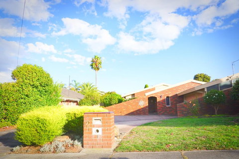 Classic Double Brick Garden House - St Kilda Accommodation 1