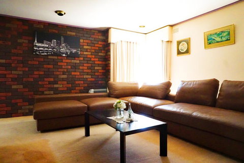 Classic Double Brick Garden House - St Kilda Accommodation 3