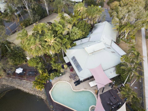 Colonial Village Cabins, Camping & Tours - Hervey Bay YHA - St Kilda Accommodation 1