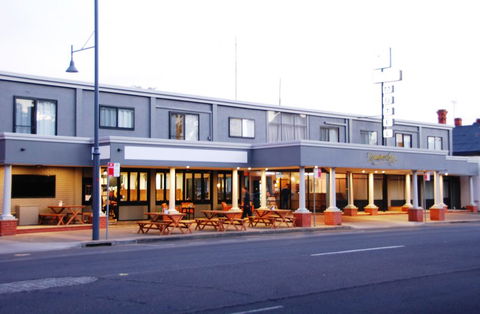 Commodore Motor Inn - St Kilda Accommodation 0