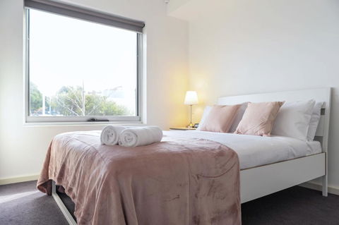 Cosy Apartment Near Racecourse - St Kilda Accommodation 3