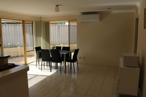 Cozy Stay @ Purser Cove Near University, Hospital & Transport - St Kilda Accommodation 2